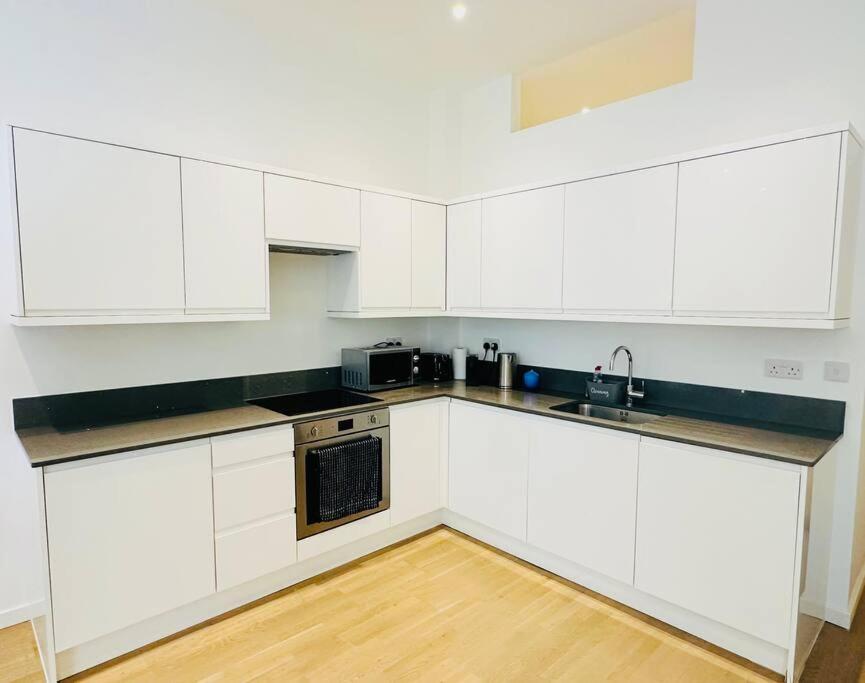 Spacious Flat, Fast Wifi, Free Parking London