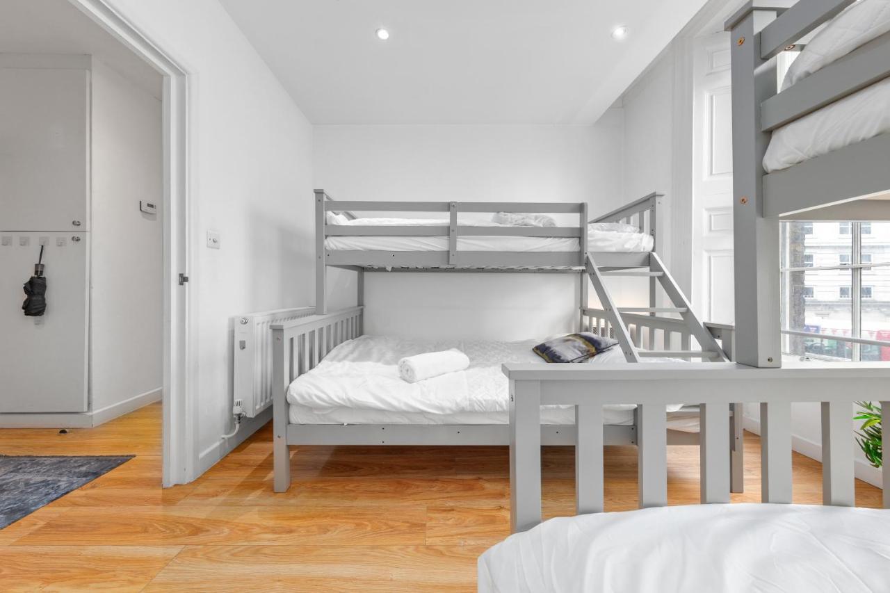 Apartment 3-bedroom Flat In Sleeps 14 Hy1