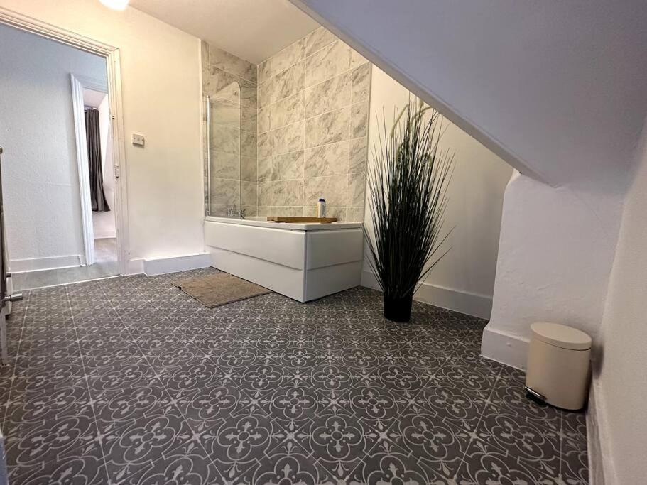 Incredible 2 Bedroom On Tower Bridge * London