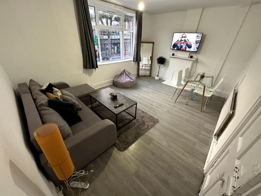 Incredible 2 Bedroom On Tower Bridge *