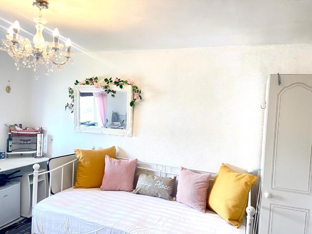 Happy Place With Kitchenette- Female Only Gasthuis Londen
