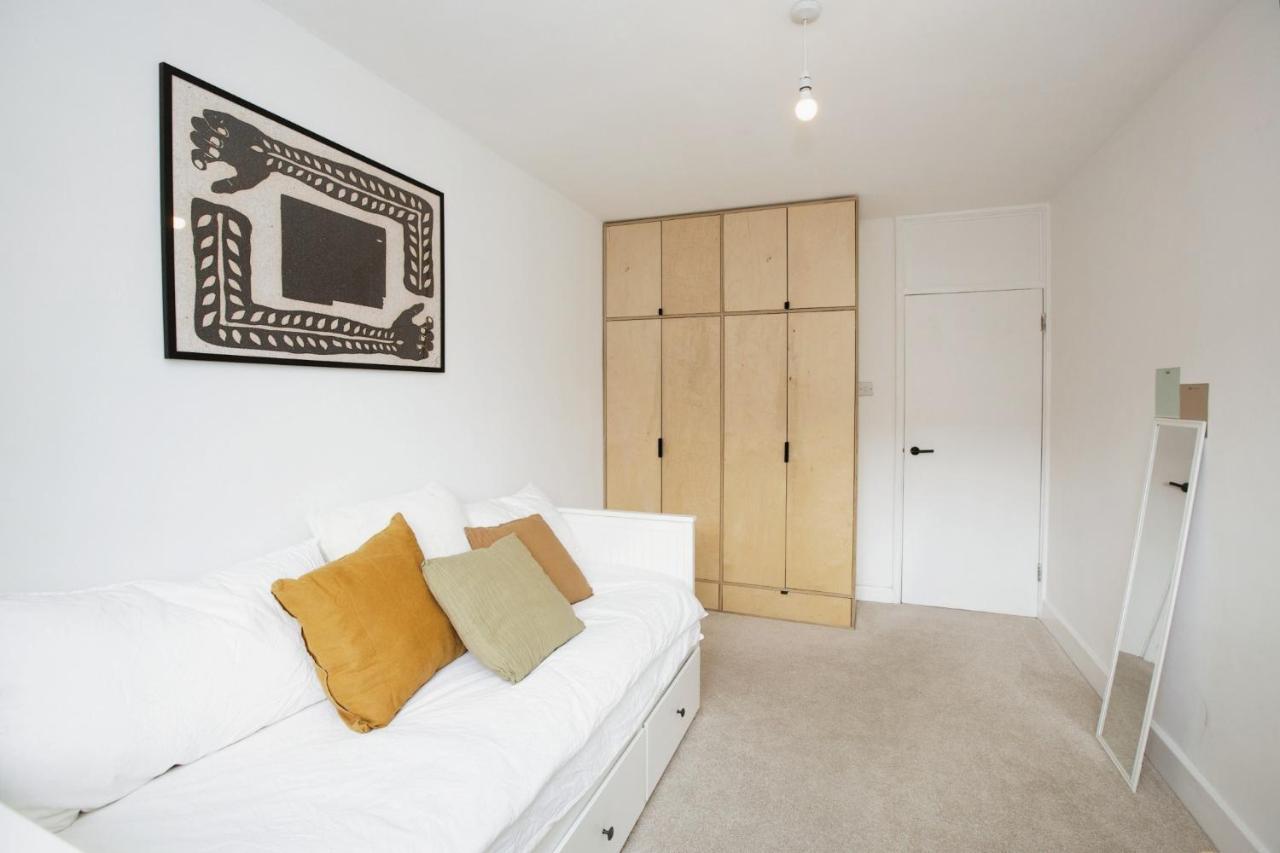 Bright And Spacious Flat Near Victoria Park *