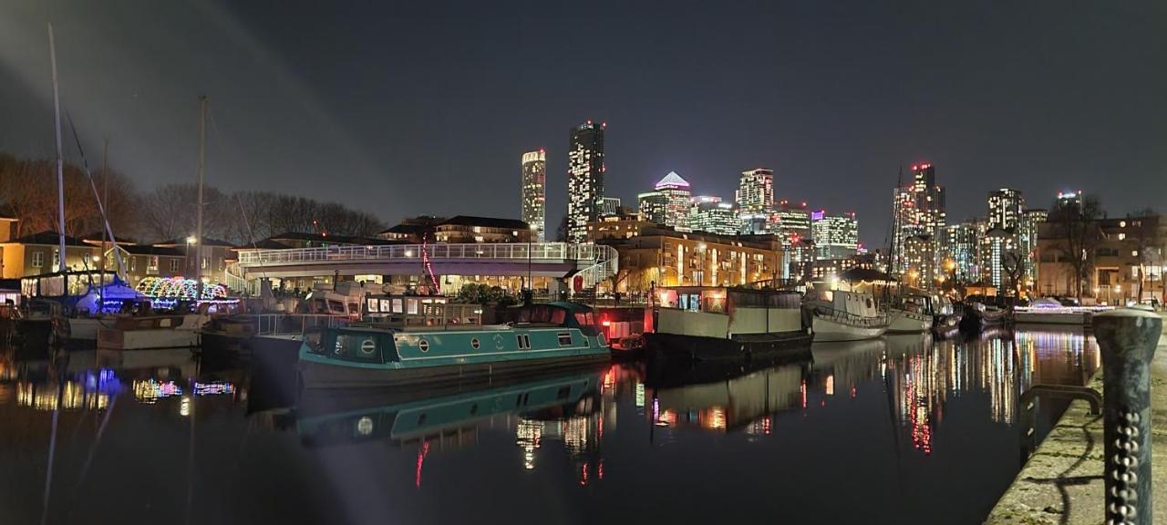 Homestay Two Stunning Bedrooms & Private Balcony & River View London