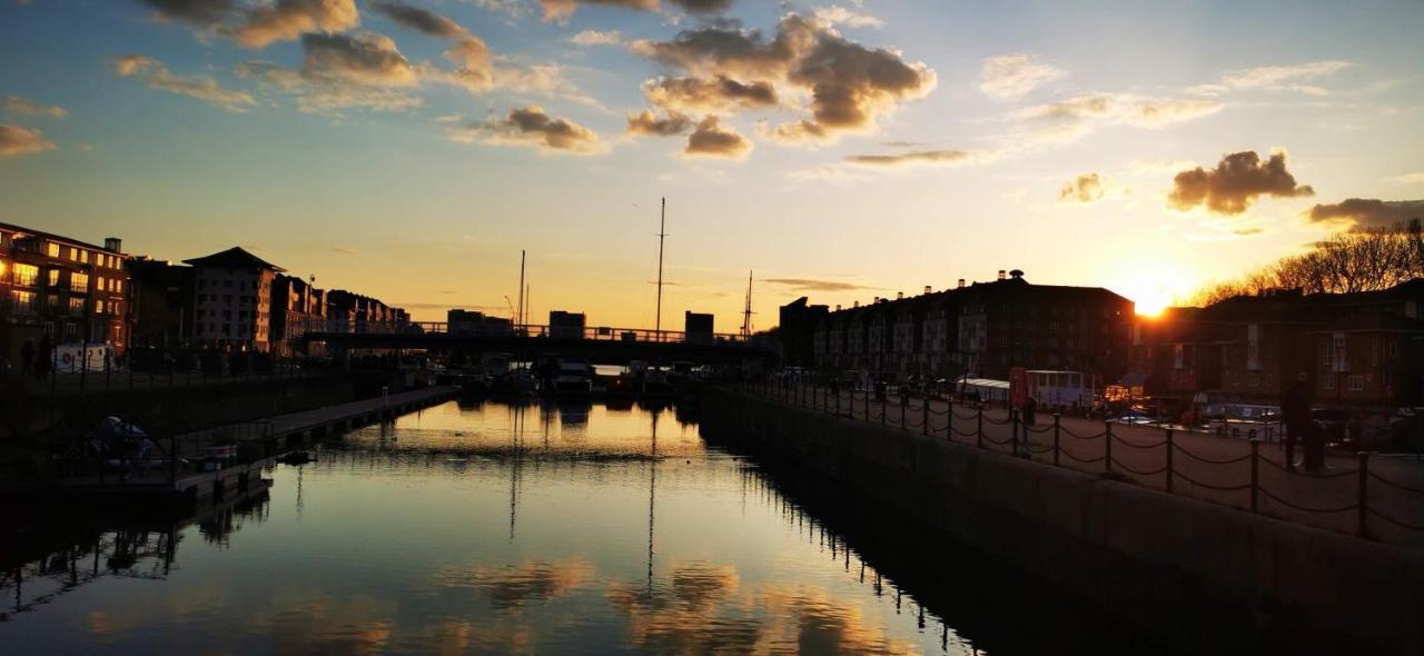 Homestay Two Stunning Bedrooms & Private Balcony & River View London