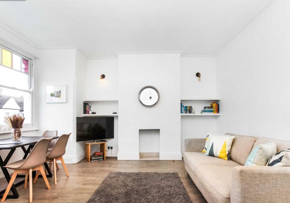 Bright And Stylish 2 Bedroom First Floor Flat Apartment *