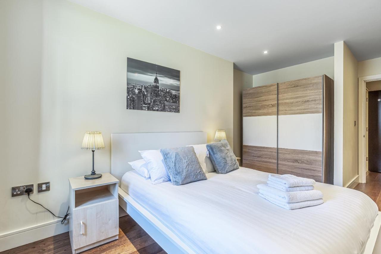 3 Bedrooms Close To Canning Town & Excel Apartment *