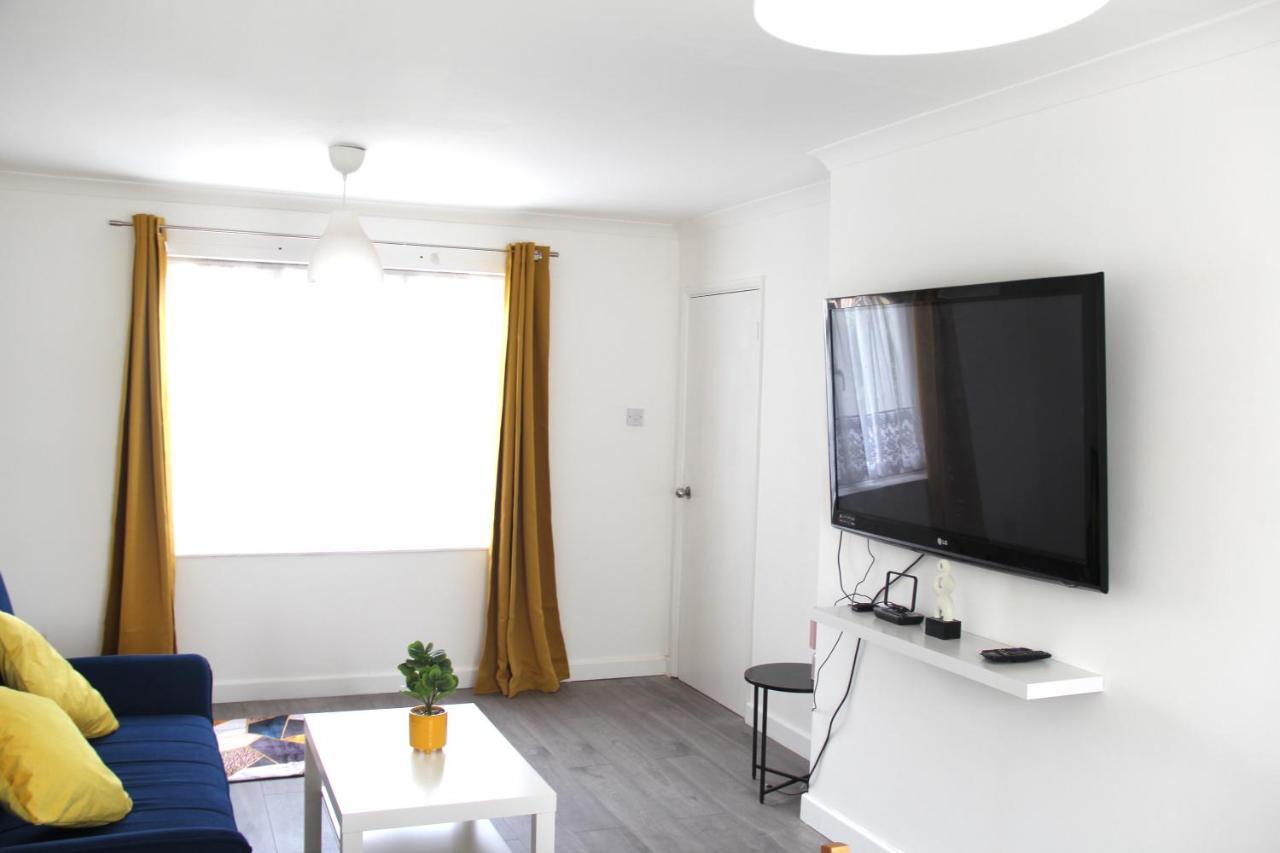 Coolfin House-close To Excel, Contractors, Relocators, Paid Parking Сasa de vacaciones *