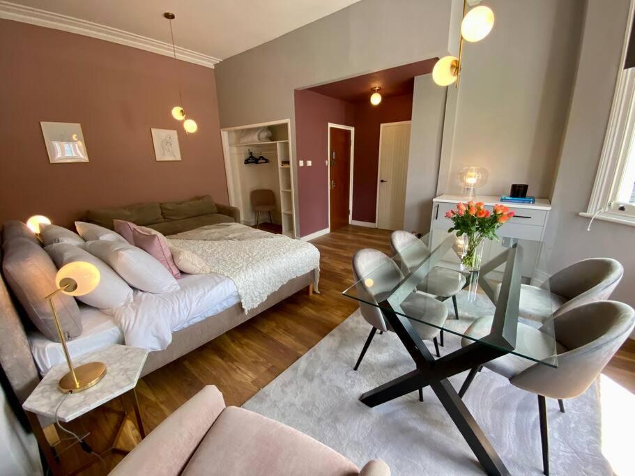 For 3 Near Regents Park N5 *