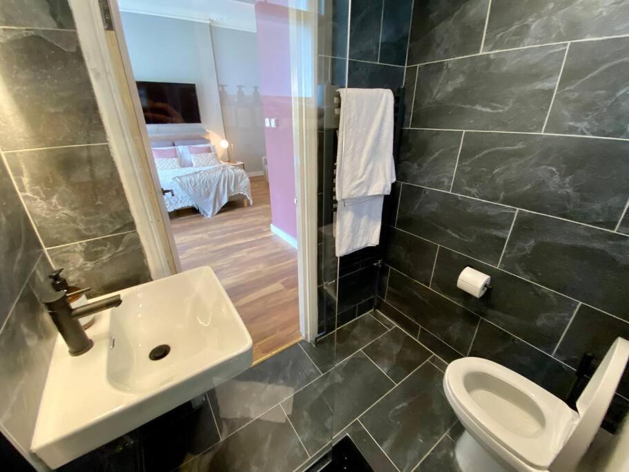 For 3 Near Regents Park N5 *