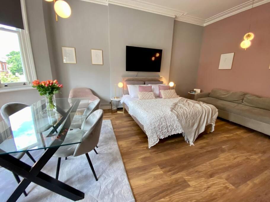 For 3 Near Regents Park N5 *
