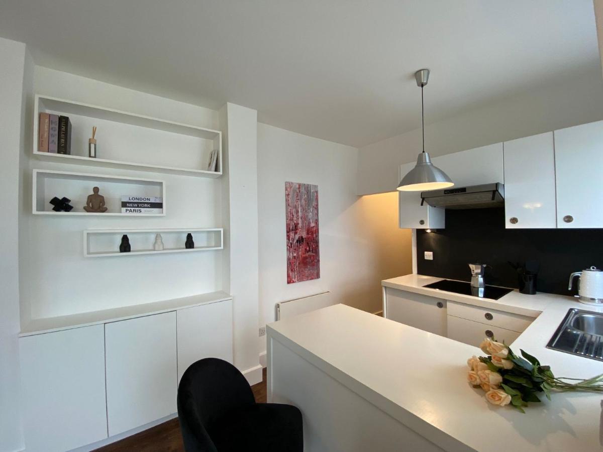 Spacious 1 Bedroom Flat With Private Garden. Ideal For Business Travelers And Couples. 2 Mins Away From Paddington Station.