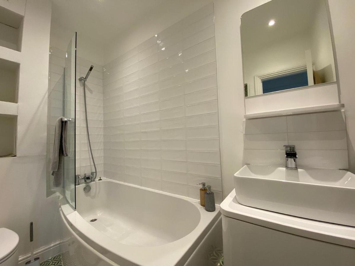 Spacious 1 Bedroom Flat With Private Garden. Ideal For Business Travelers And Couples. 2 Mins Away From Paddington Station. Apartamento