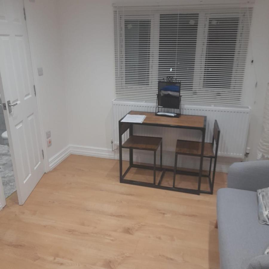 Hospedagem domiciliar Beautiful Loft With En-suit In A Family House, *