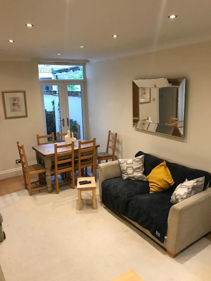 Victorian Charm: Spacious 3-bed Near Attractions Casa de férias Londres