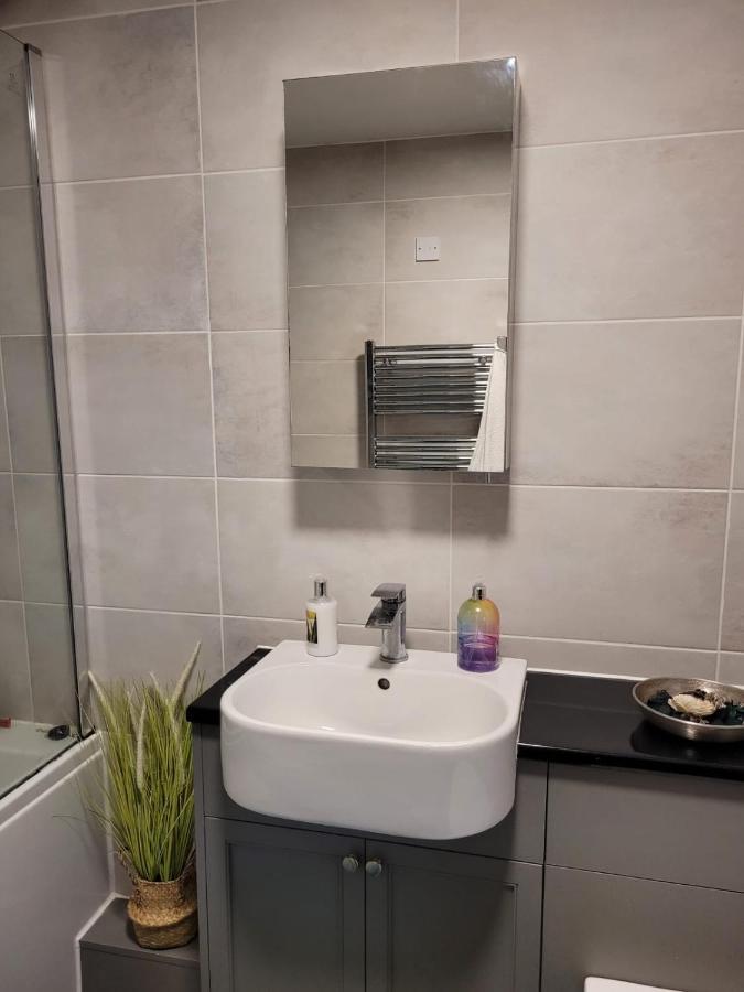 Comfortable Two Bedroom Modern Apartamento