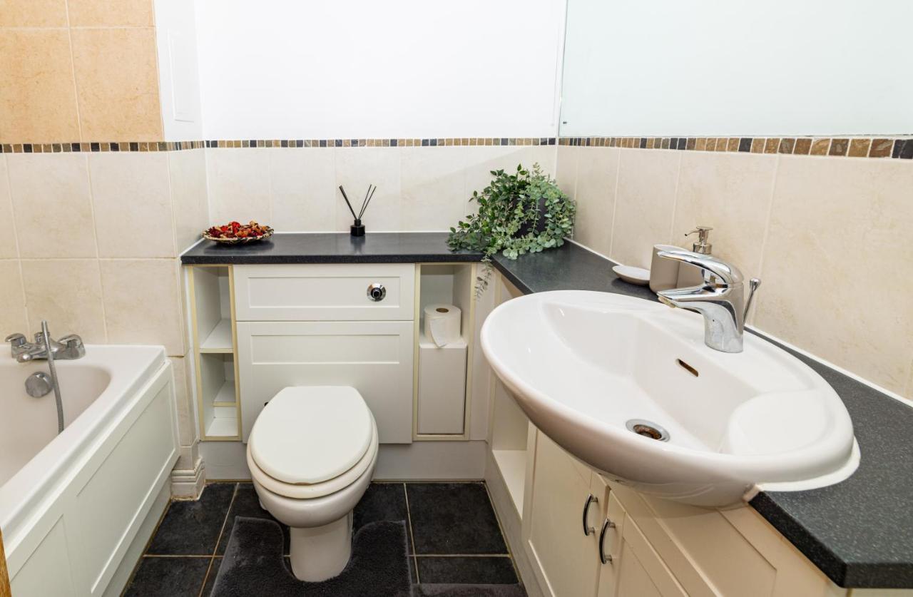 Two Bed Near Canary Wharf * Londres