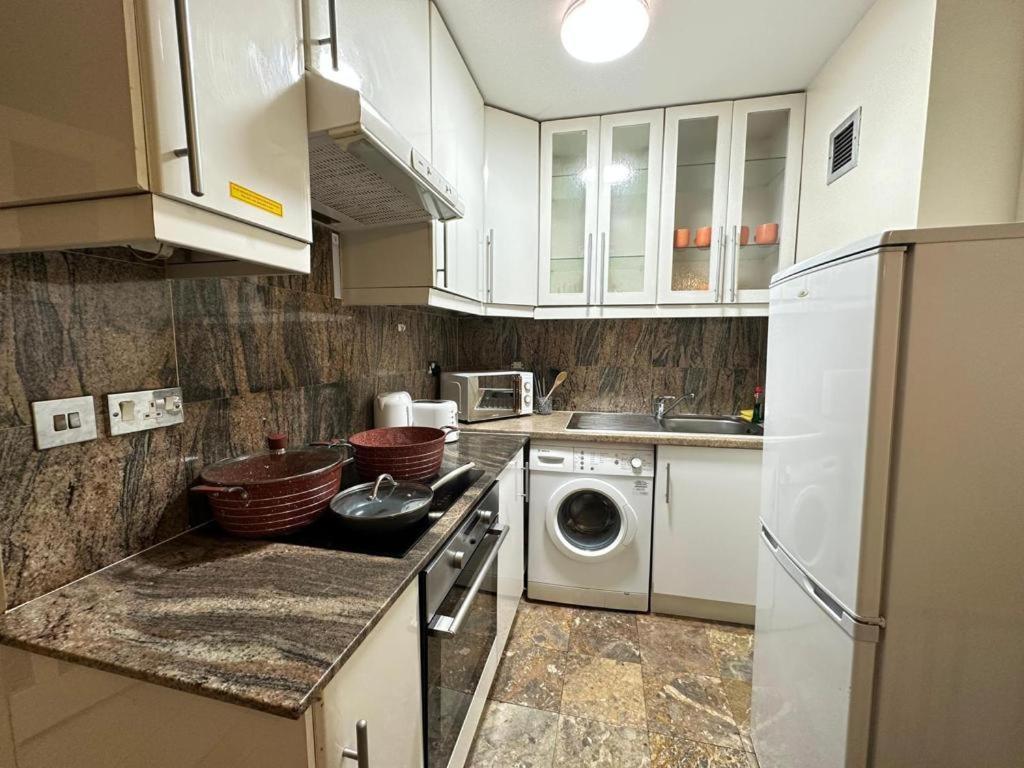 Lovely Studio Flat Cromwell Road Apartment