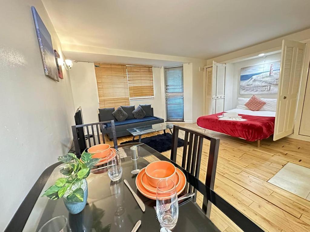 Lovely Studio Flat Cromwell Road *