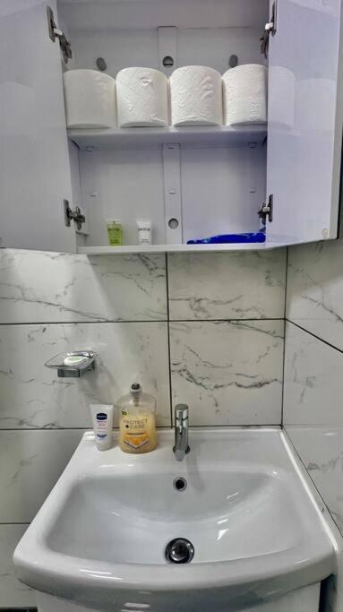 Flat 3 Battersea Park Rd, 2 Bedroom, 1 Bathroom Flat * Londen