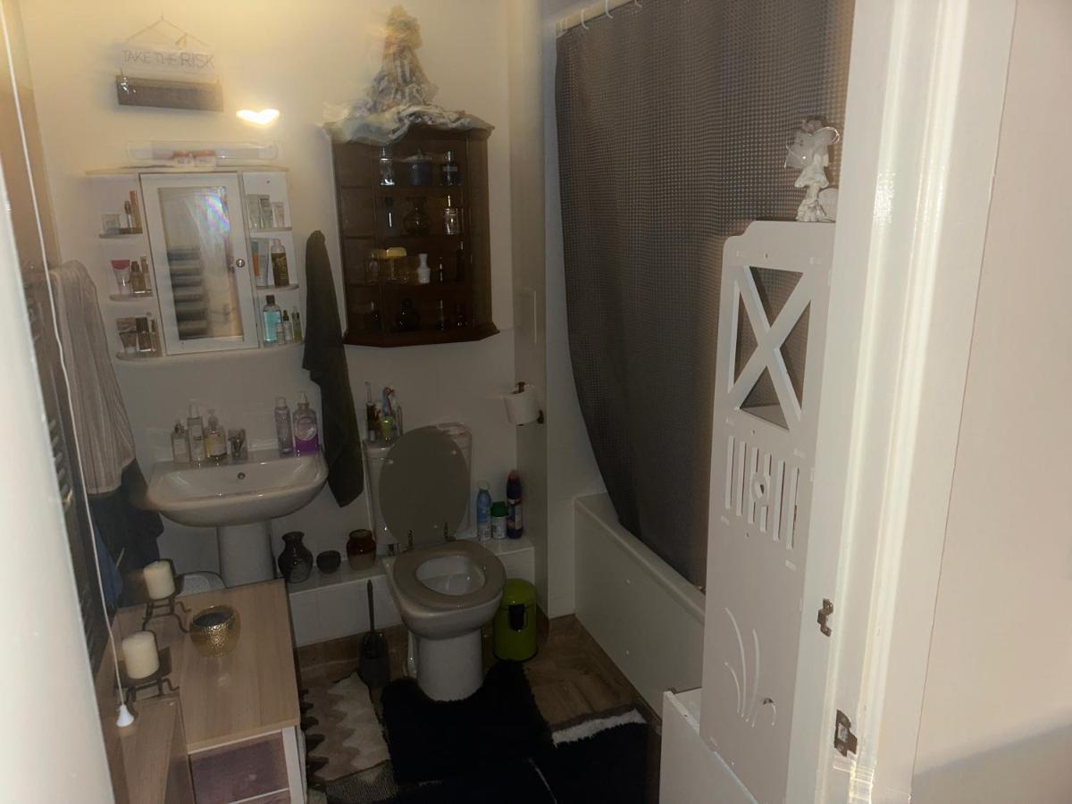 Homestay Private Room. In Zone 2 In Cousy Flat London