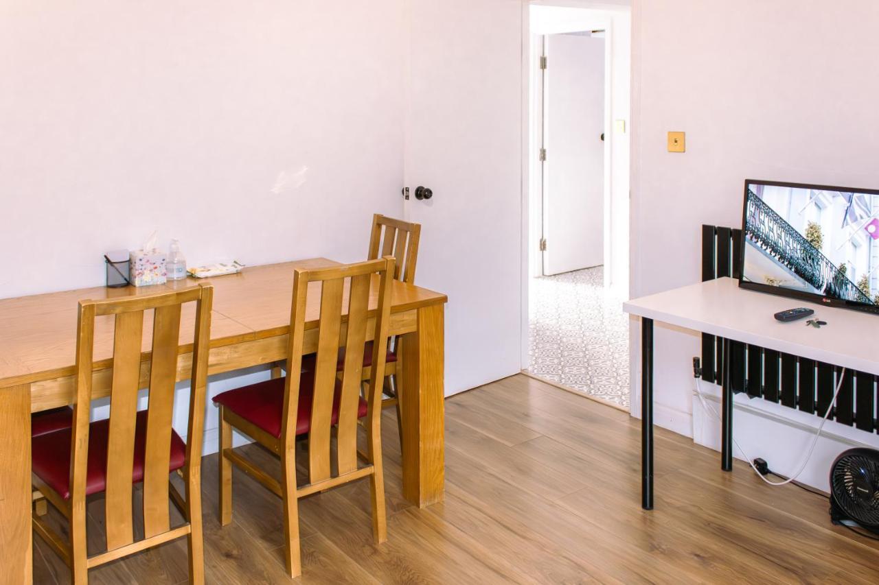 Apartamento 4 Bedroom Near Centre 2-min Walk To Metro !! Business & Family Friendly!! Londres