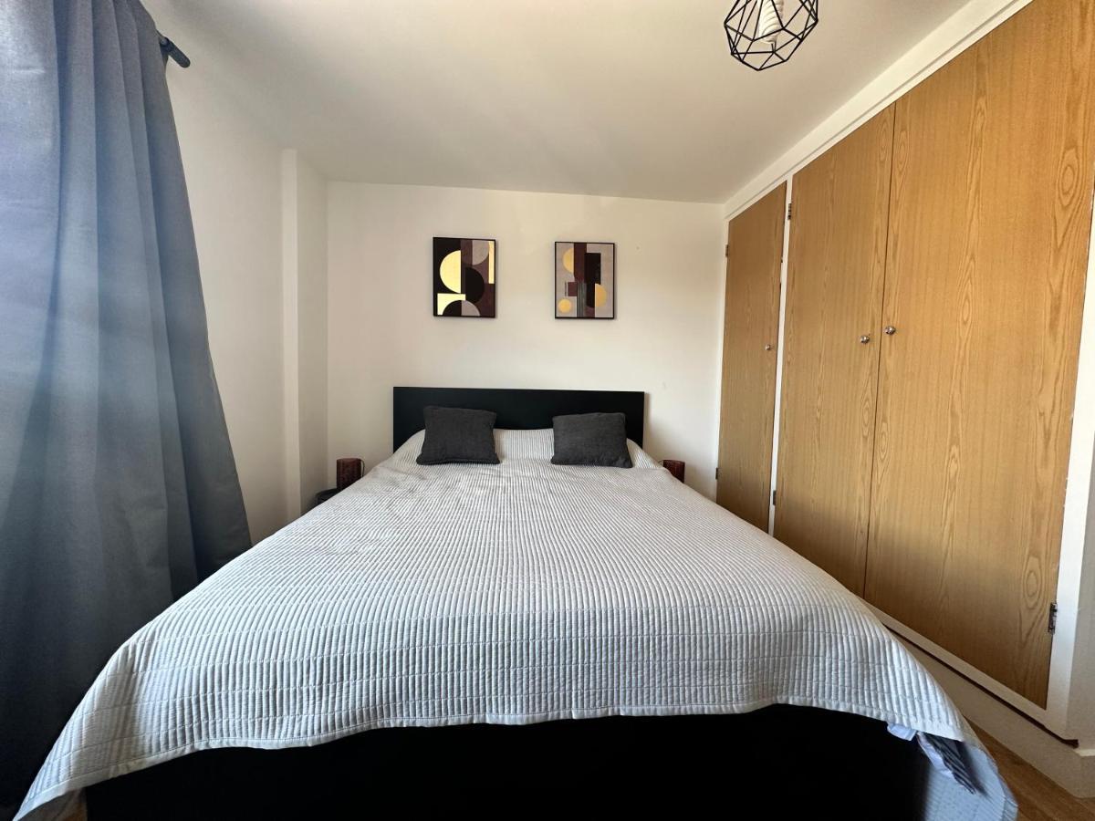 Apartamento 2 Bedroom Flat 1 Stop From Bridge Londres