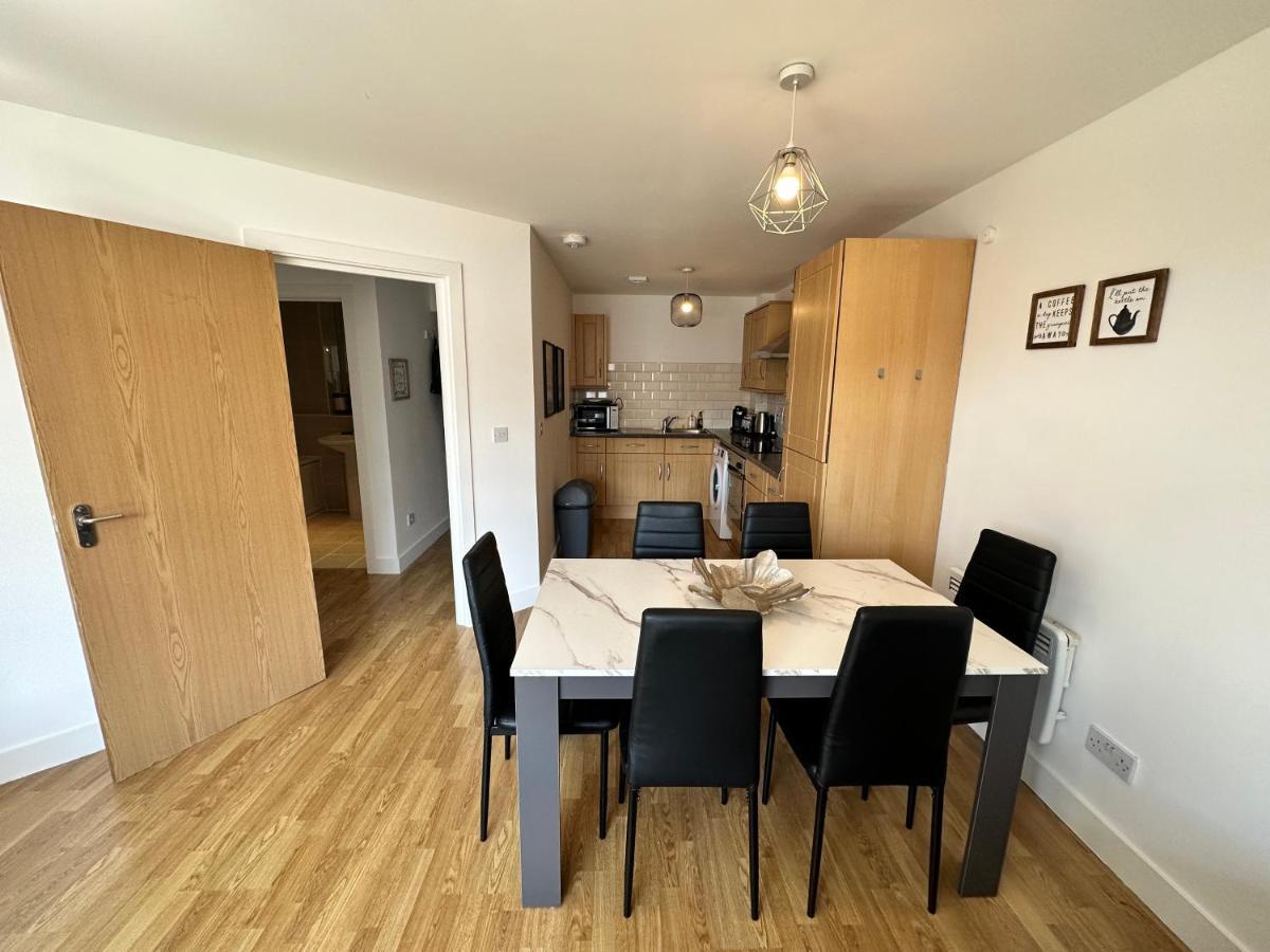 2 Bedroom Flat 1 Stop From Bridge * Londres