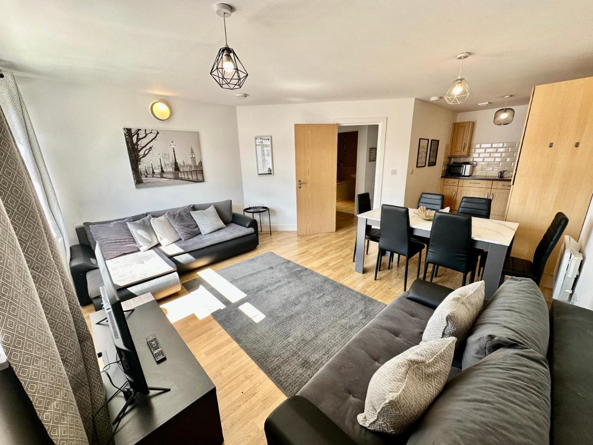 2 Bedroom Flat 1 Stop From Bridge