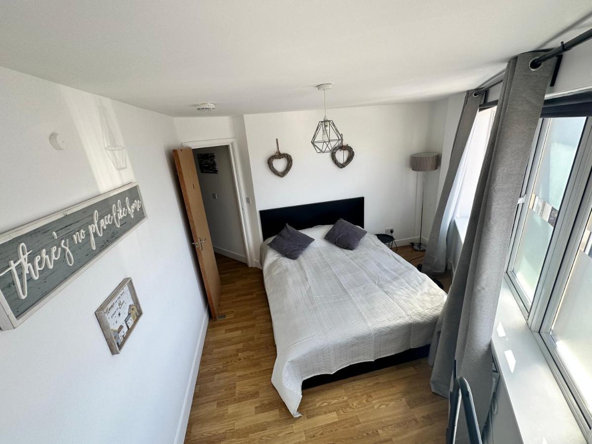 2 Bedroom Flat 1 Stop From Bridge