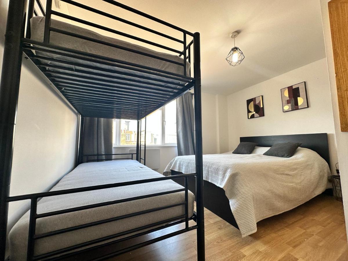 2 Bedroom Flat 1 Stop From Bridge