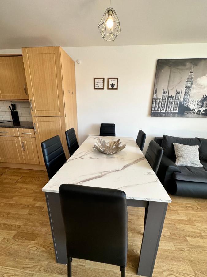 2 Bedroom Flat 1 Stop From Bridge Londres