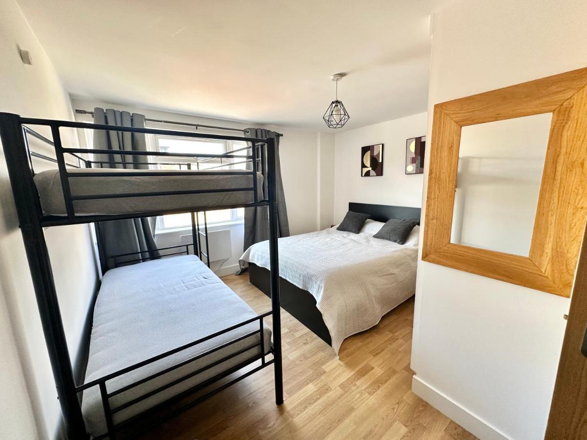 Apartamento 2 Bedroom Flat 1 Stop From Bridge Londres