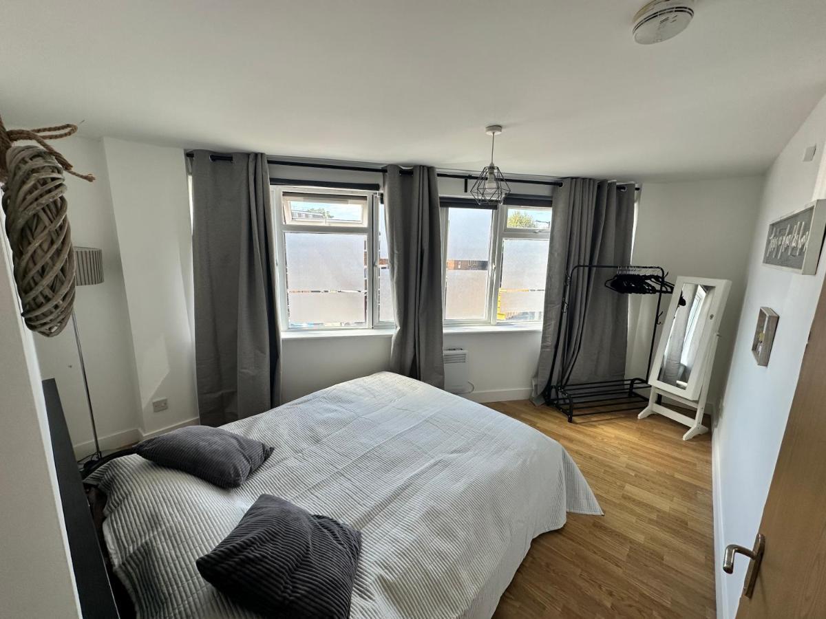 2 Bedroom Flat 1 Stop From Bridge * Londres