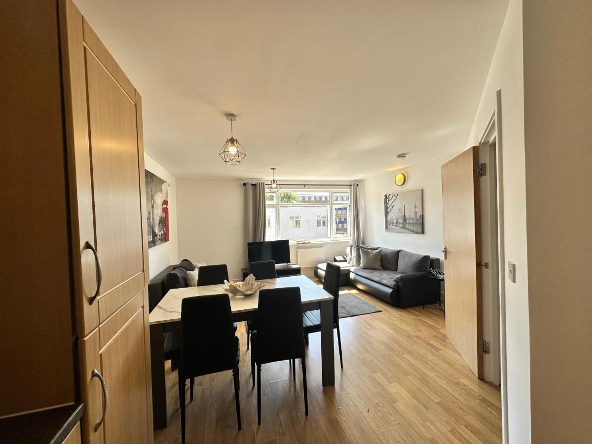 Apartamento 2 Bedroom Flat 1 Stop From Bridge Londres