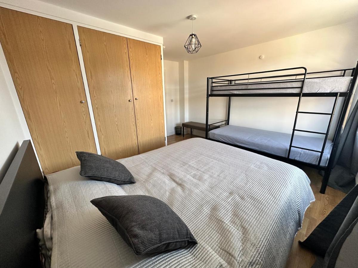 2 Bedroom Flat 1 Stop From Bridge * Londres