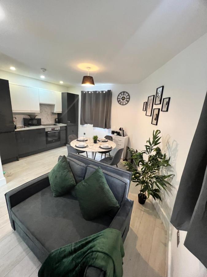 2 Bedroom Flat *