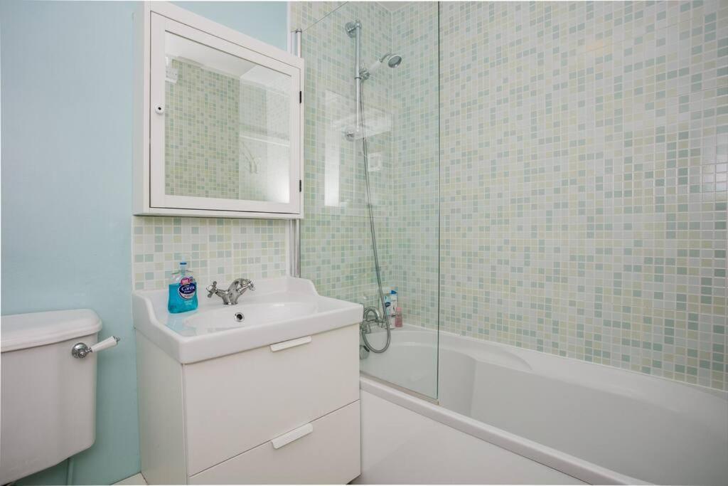 Lovely 1 Bedroom W/ Balcony In Dalston * Londres