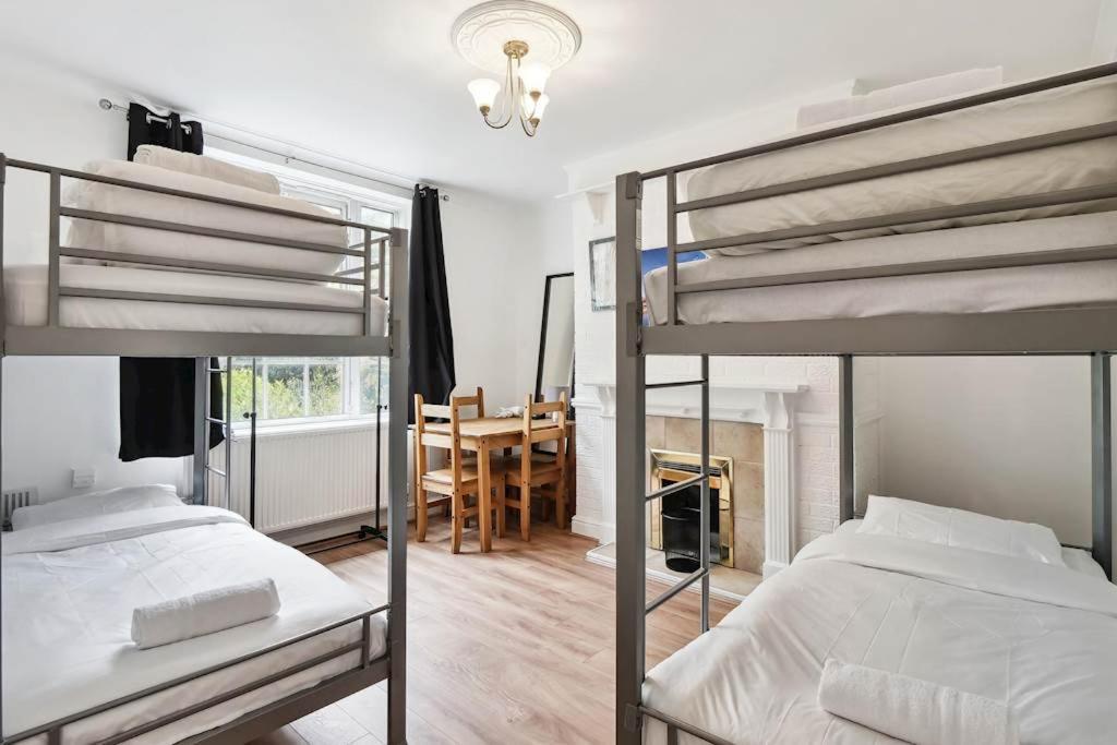 Aplacetostay Apartment, Zone 1 Car