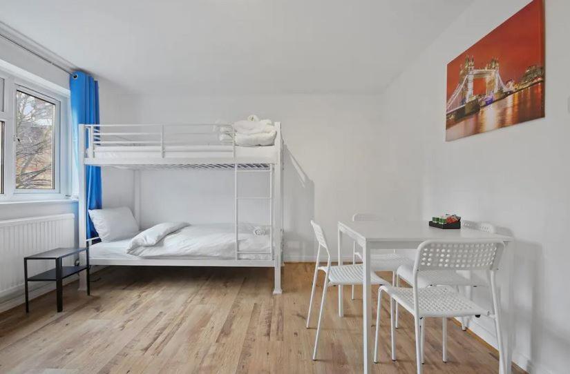 Quarto em Acomodações Particulares Aplacetostay Apartment, Zone 1 Car *