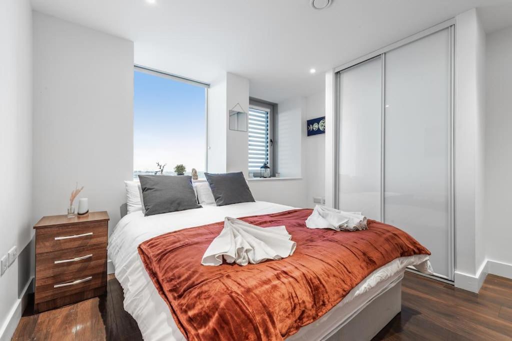 Apartamento Contemporary 1 Bedroom Flat In Bp4 Londres