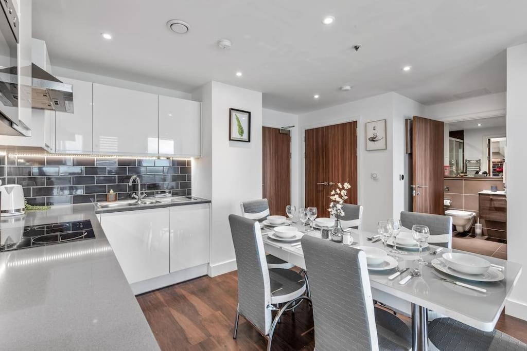 Contemporary 1 Bedroom Flat In Bp4 * Londres
