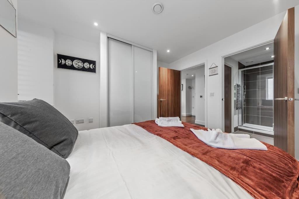 Contemporary 1 Bedroom Flat In Bp4 Londres