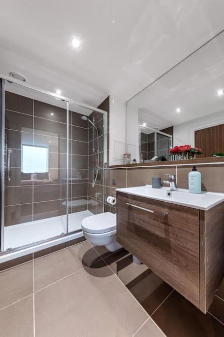 Contemporary 1 Bedroom Flat In Bp4 Apartamento Londres