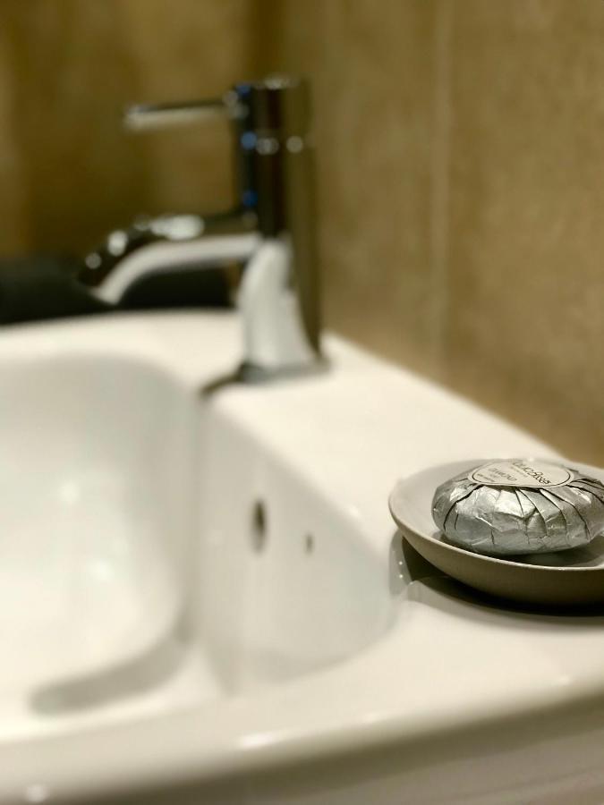 Apartment Key & Flowers - Kensington 2 London