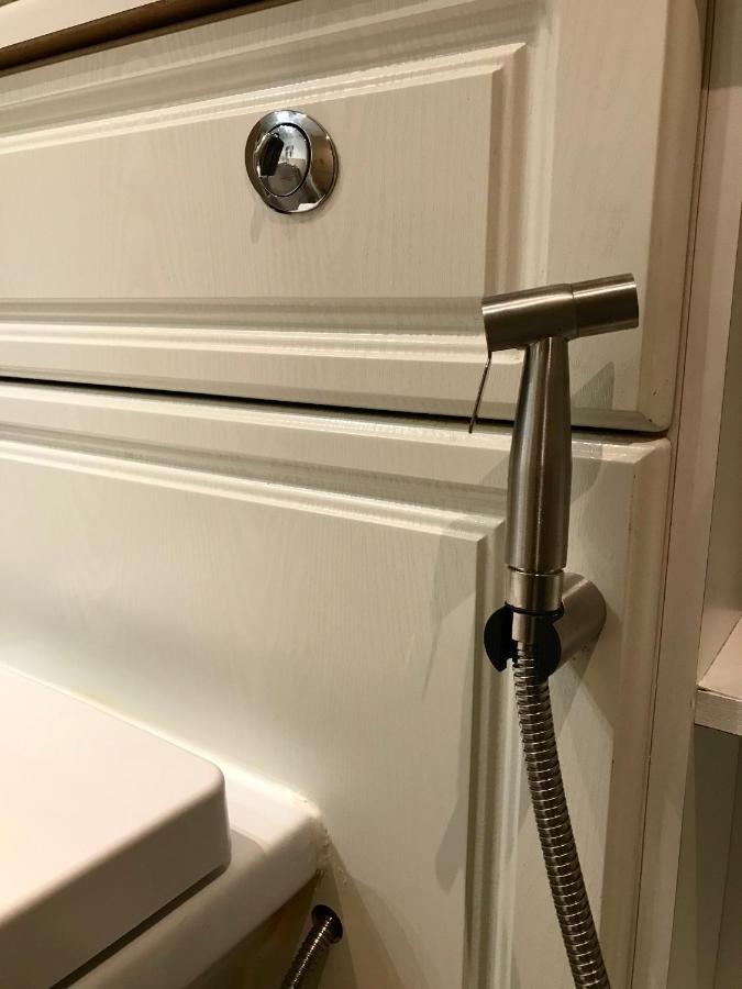 Apartment Key & Flowers - Kensington 2 *