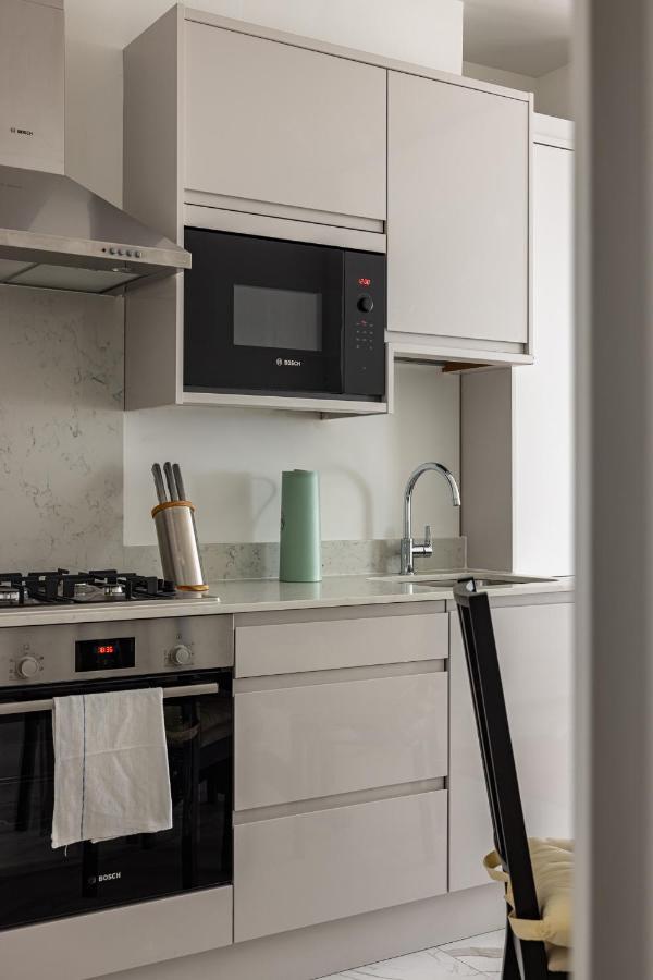 Apartment Kensington High Street London