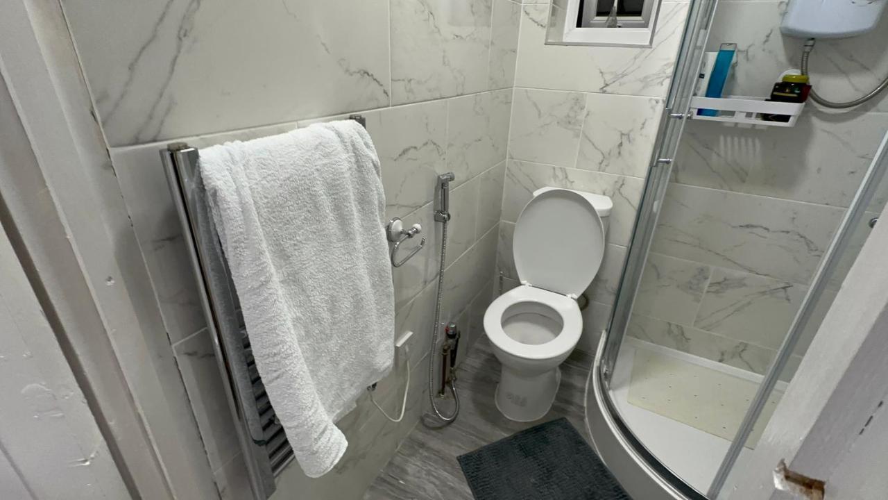 Entire One Bedroom Apartment With Living Room And Private Garden Bright And Spacious *