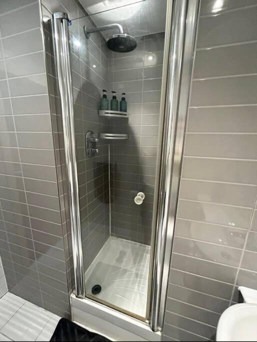 2 Bed Close To Station With Parking * Londres