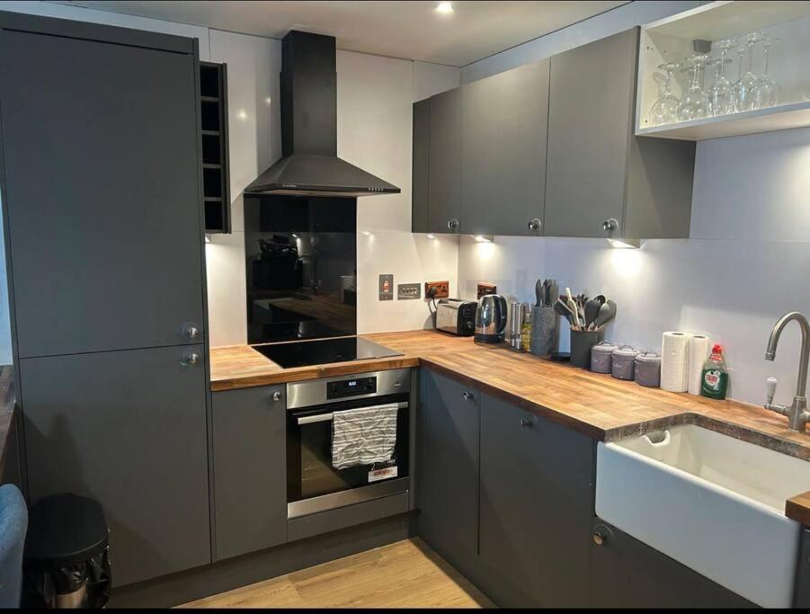 2 Bed Close To Station With Parking *