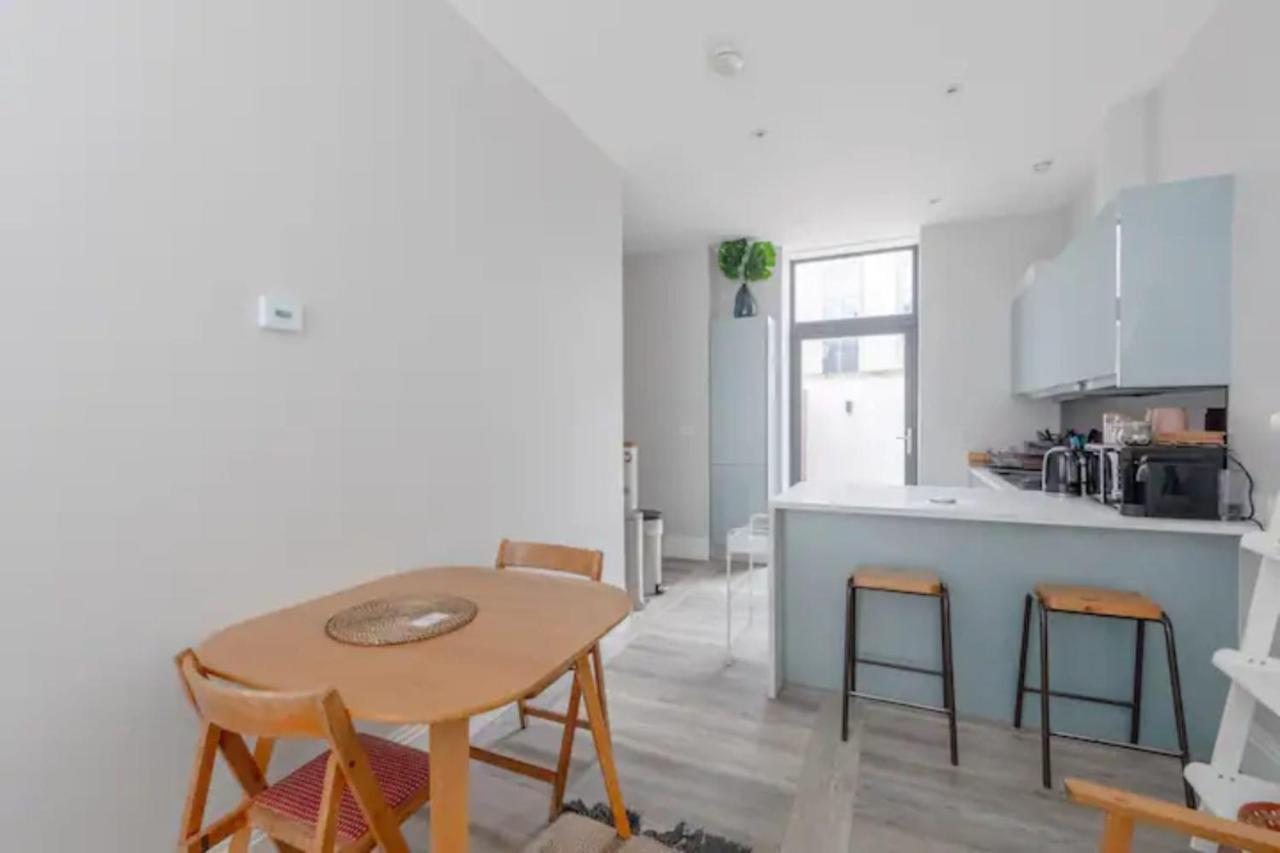 Chic 1bd Flat Wpatio - 2 Mins From Baron's Court! Apartamento *
